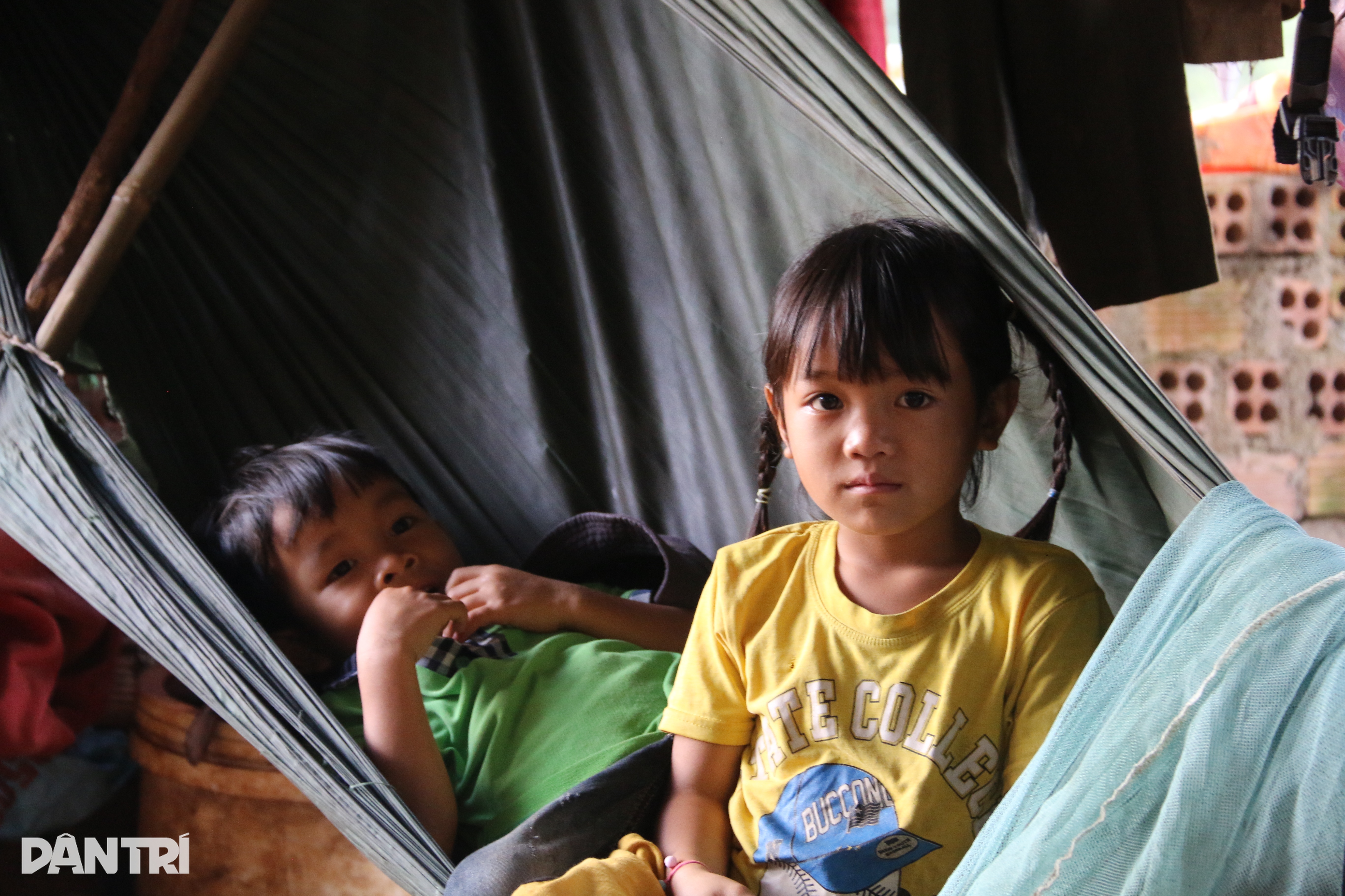 Ebeveynler geride kaldı, 3 çocuk büyükanne ve büyükbabalarıyla yaşıyor - 3 Bố mẹ bỏ đi, 3 đứa trẻ lay lắt sống cùng ông bà ngoại - 3