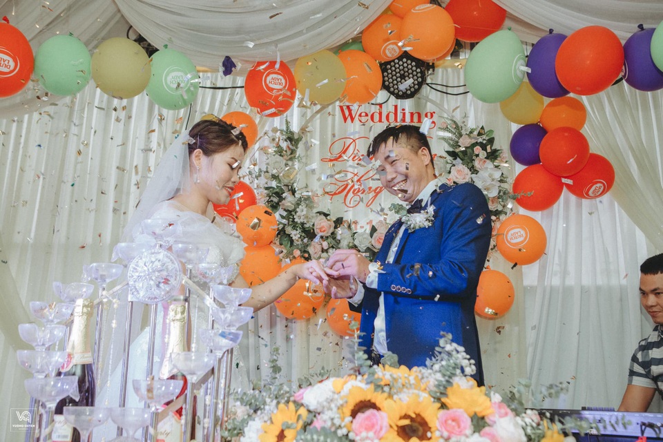 Thích thú ảnh cưới vượt lũ nhưng... vẫn vui của cặp đôi ở Hà Tĩnh - 9 Thích thú ảnh cưới vượt lũ nhưng... vẫn vui của cặp đôi ở Hà Tĩnh - 9