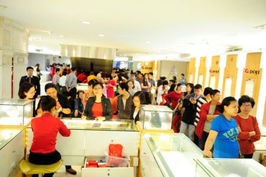 Giá vàng đi xuống, chênh lệch vẫn 4,4 triệu đồng/lượng