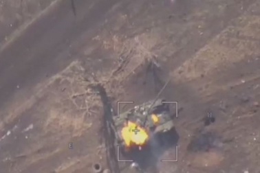 Nga bắn trúng xe tăng Ukraine tại trận địa miền Đông