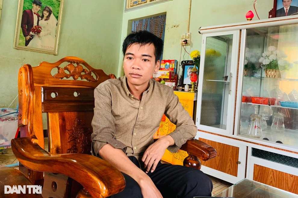 Xót xa chồng tay ôm tro cốt vợ, tay bế con gái sinh non khóc ngất đòi sữa - 1 Xót xa chồng tay ôm tro cốt vợ, tay bế con gái sinh non khóc ngất đòi sữa - 1