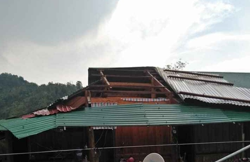 Mưa đá, lốc xoáy khiến hàng chục ngôi nhà hư hỏng - 8 Mưa đá, lốc xoáy khiến hàng chục ngôi nhà hư hỏng - 8