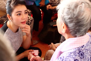 Lý Nhã Kỳ tổ chức mổ mắt cho 300 bệnh nhân đục thủy tinh thể