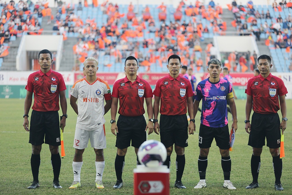 Tranh cãi sai lầm của trọng tài ngoại ở V-League 2022 - 2 Tranh cãi sai lầm của trọng tài ngoại ở V-League 2022 - 2