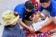 Dân vùng lũ miền Trung mặc quần áo ướt lội nước đi khám bệnh