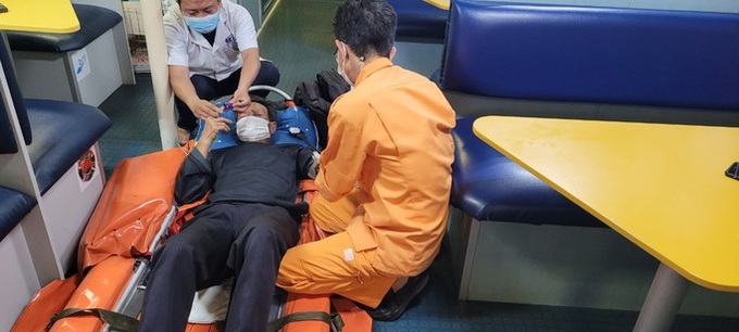 Thuyền viên Nguyễn Văn Sinh bị viêm ruột thừa cấp, được cứu nạn kịp thời nên đã qua cơn nguy kịch. (Ảnh: Báo Người Lao động).