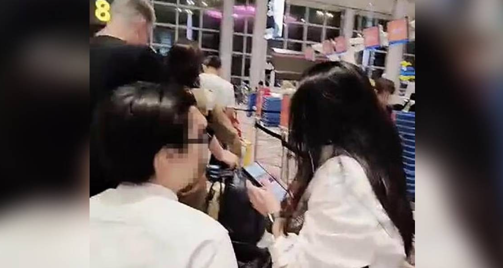 Gadis ini melewatkan peringatan satu tahun kematian ayahnya karena pesawat penuh - 1 Cô gái lỡ ngày giỗ đầu của bố vì máy bay hết chỗ ngồi - 1