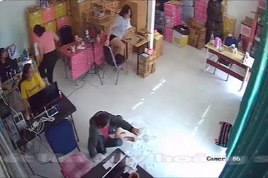 Vừa bước ra khỏi cửa văn phòng, cô gái bị rắn cắn vào chân