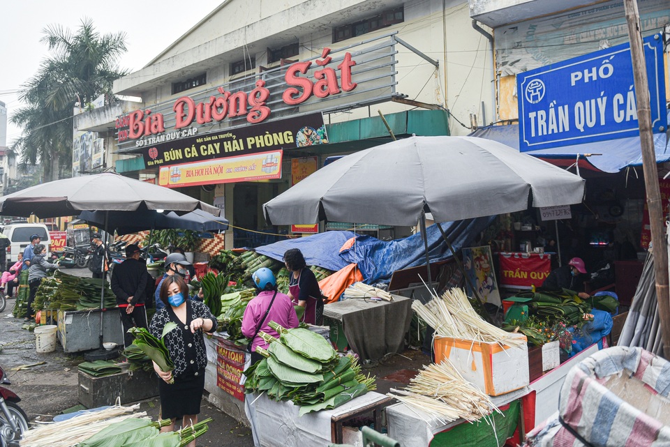 Phiên chợ họp ngày cuối năm, chỉ bán lá dong rừng, lạt tre ở Hà Nội - 1 Phiên chợ họp ngày cuối năm, chỉ bán lá dong rừng, lạt tre ở Hà Nội - 1