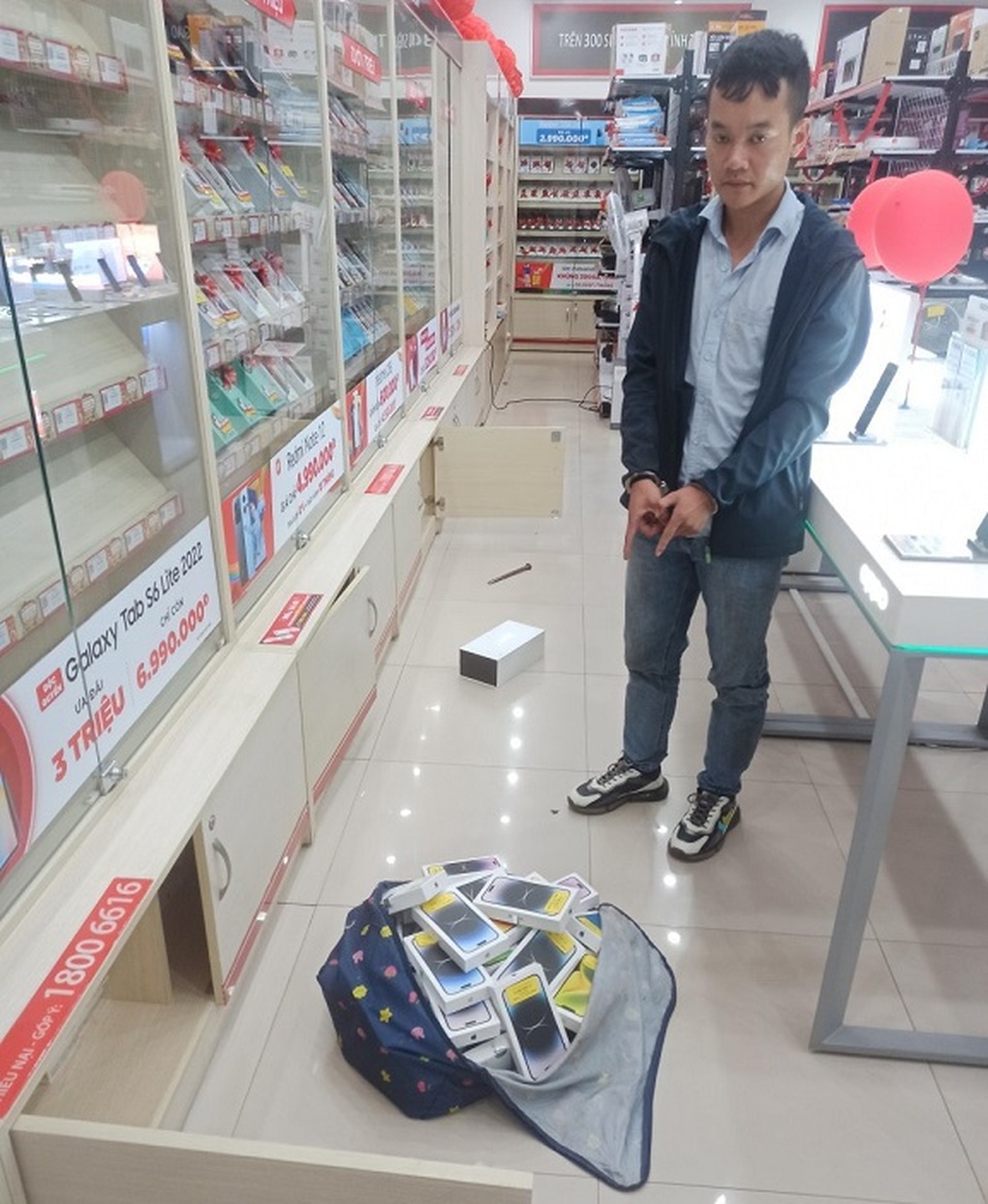 Đột nhập cửa hàng FPT trộm hơn 40 điện thoại trị giá gần 1 tỷ đồng - 1 Đột nhập cửa hàng FPT trộm hơn 40 điện thoại trị giá gần 1 tỷ đồng - 1