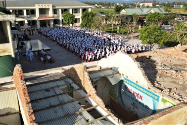 Lễ khai giảng ngắn gọn ở ngôi trường bị tốc mái do bão Kajiki