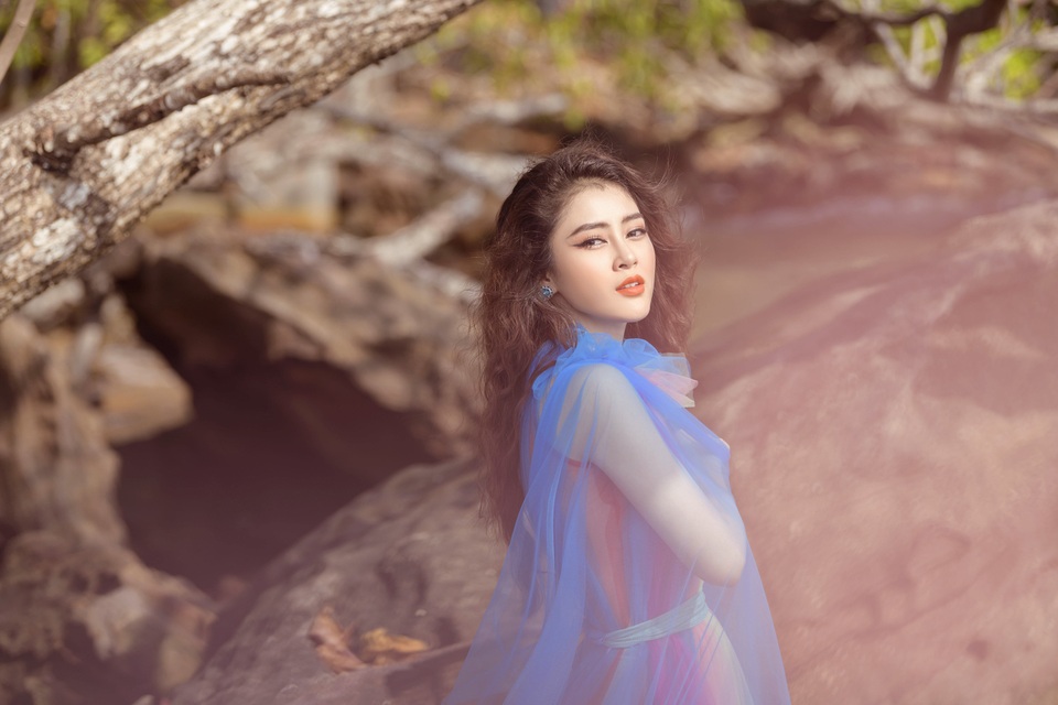 Á hậu Lý Kim Thảo không muốn là “bình hoa di động” trên màn ảnh - 4 Á hậu Lý Kim Thảo không muốn là “bình hoa di động” trên màn ảnh - 4
