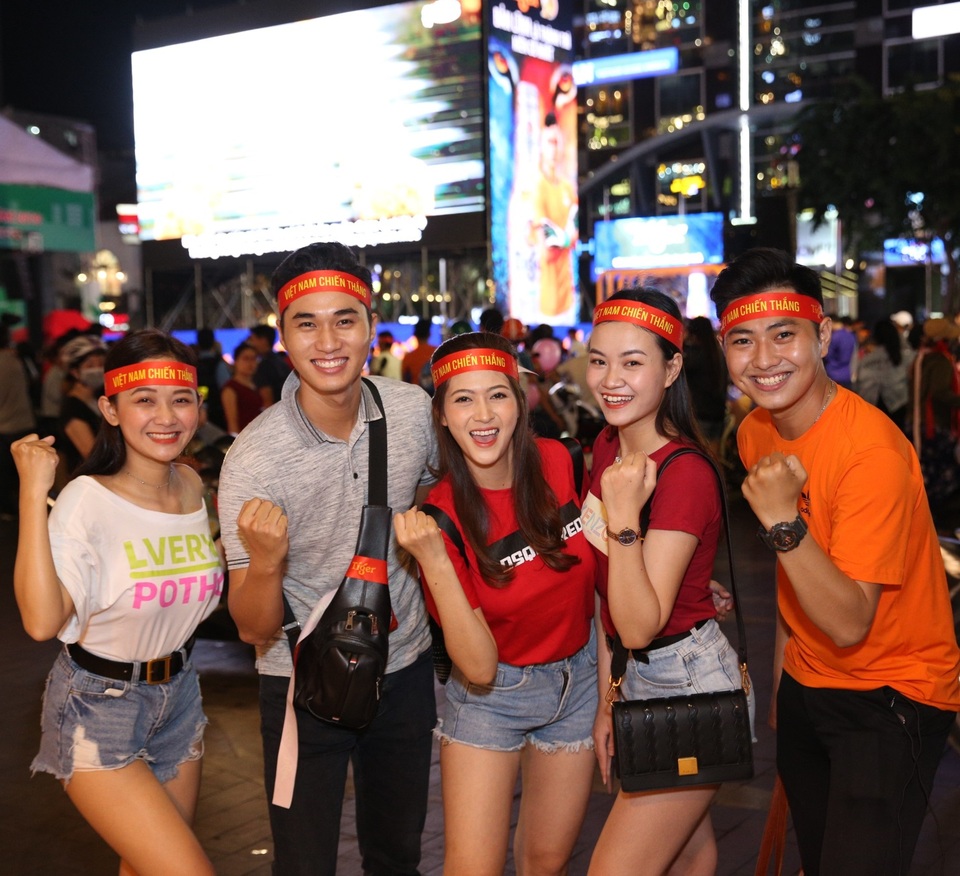 Chàng trai khiến phố Nguyễn Huệ “dậy sóng” cùng bàn thắng của tuyển Việt Nam - 2