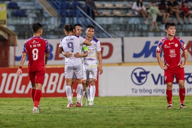 Văn Quyết tỏa sáng, Hà Nội FC níu giữ hy vọng đua vô địch với Nam Định