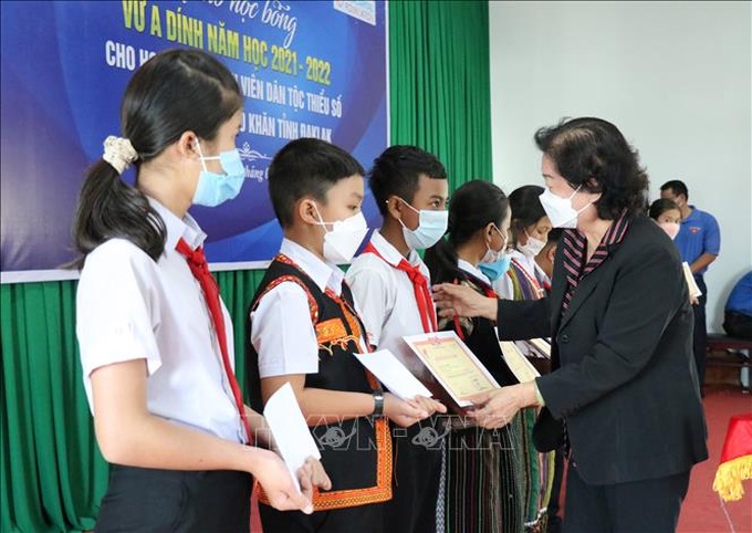 Nguyên Phó Chủ tịch nước, Chủ tịch Quỹ học bổng Vừ A Dính Trương Mỹ Hoa trao học bổng cho học sinh dân tộc thiểu số có hoàn cảnh khó khăn. Ảnh baotintuc.vn