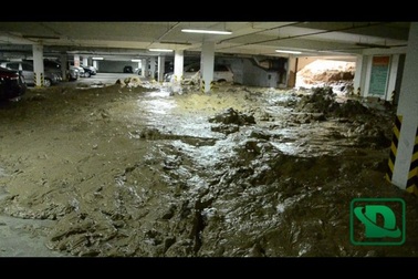 Bùn tràn vào hầm chung cư ở Sài Gòn, vùi lấp 20 xe máy