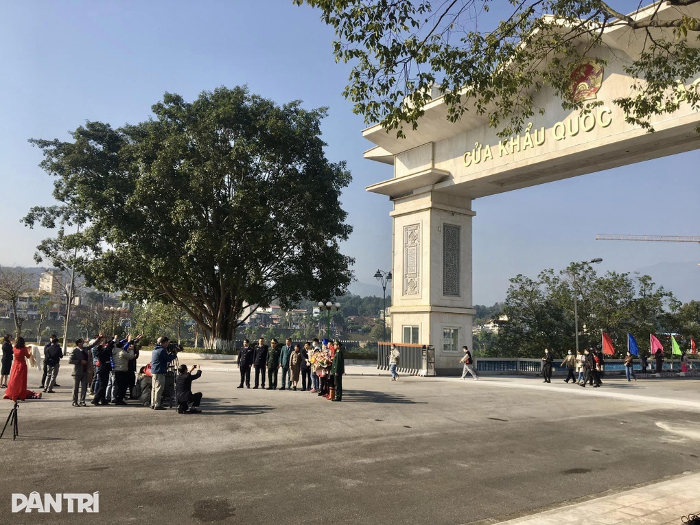 Đón đoàn du khách Trung Quốc đầu tiên qua cửa khẩu quốc tế Lào Cai - 1
