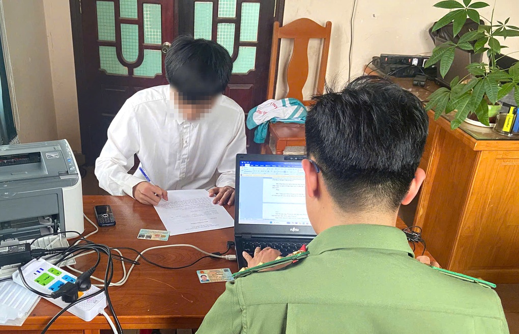 Phát hiện thí sinh dùng camera phát đề thi nhờ bạn tìm đáp án - 1 Phát hiện thí sinh dùng camera phát đề thi nhờ bạn tìm đáp án - 1
