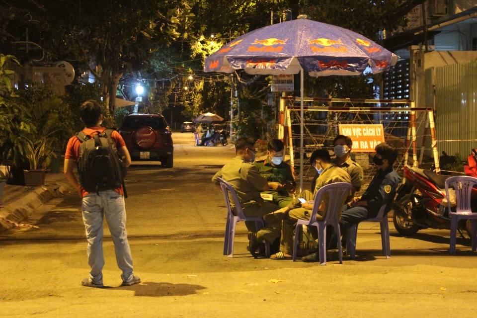 TPHCM: Trắng đêm phong toả khu dân cư có người nghi nhiễm Covid-19 - 8 TPHCM: Trắng đêm phong toả khu dân cư có người nghi nhiễm Covid-19 - 8