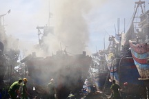 Tàu cá bốc cháy ngùn ngụt trong âu thuyền ở Đà Nẵng