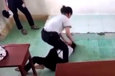 Nhìn không thiện cảm, hai nữ sinh Cà Mau đánh nhau ngay trong lớp học