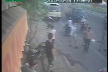 Nhóm thanh niên dùng súng doạ bắn nhân viên cửa hàng bánh mỳ