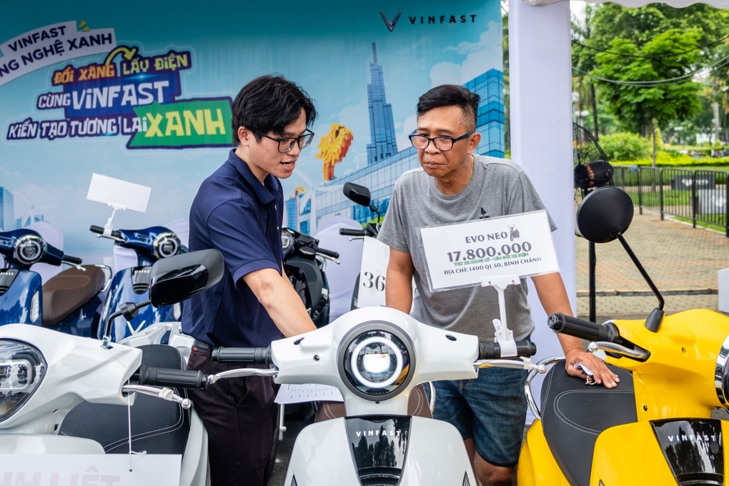 Người dân hào hứng sắm xe máy VinFast trong ngày hội “đổi xăng lấy điện” tại TPHCM - 2 Người dân hào hứng sắm xe máy VinFast trong ngày hội “đổi xăng lấy điện” tại TPHCM - 2