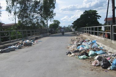 Cầu tiền tỷ trở thành bãi xả rác