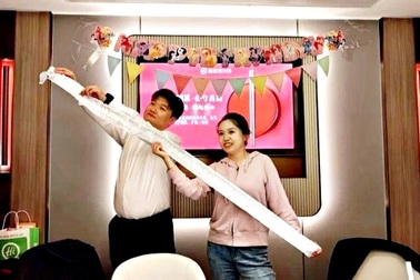 Cưới tại nhà hàng lẩu, cô dâu chú rể gây sốt với hóa đơn dài 2m