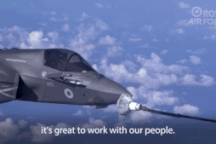 Tiêm kích F-35 dàn hàng "đổ xăng" trên không