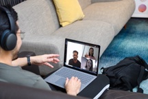 Làm việc ở nhà, nhân viên "căng như dây đàn" khi bị giám sát qua camera