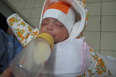 Bé sơ sinh đơn độc trong bệnh viện đoàn tụ với gia đình