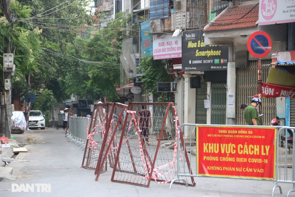 Hà Nội lập rào thép gai, phong tỏa nhiều lớp trên phố Văn Chương - 6 Hà Nội lập rào thép gai, phong tỏa nhiều lớp trên phố Văn Chương - 6