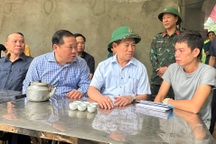 Phó Thủ tướng Hồ Đức Phớc thăm gia đình sập nhà 4 người chết ở Hòa Bình