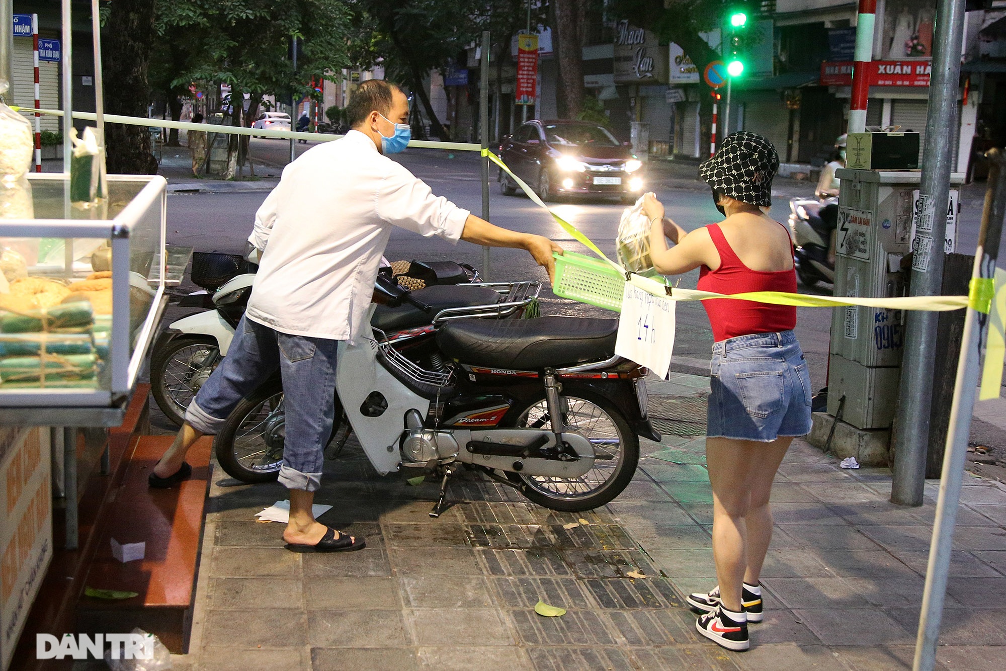 Những kiểu mua bán lạ mắt trong thời gian giãn cách xã hội ở Hà Nội - 3 Những kiểu mua bán lạ mắt trong thời gian giãn cách xã hội ở Hà Nội - 3