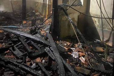 Dùng nến thắp sáng khiến căn nhà cháy rụi trong lũ