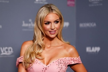 Hoa hậu thế giới có con nhờ người mang thai hộ