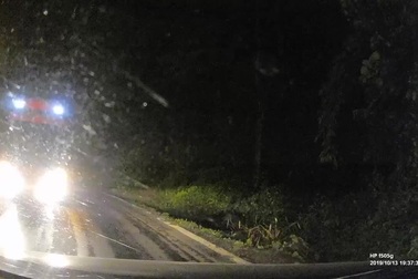 Thót tim xe giường nằm vượt ẩu ở góc cua đường đèo