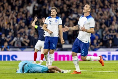 Harry Maguire bị chế nhạo khi làm tung lưới đội tuyển Anh