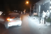 Người đàn ông dừng xe giữa đường, ném đá vào ô tô khác ở TPHCM