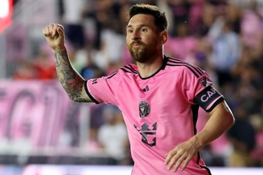Lionel Messi "bùng cháy" với cú đúp, Inter Miami lên ngôi đầu bảng