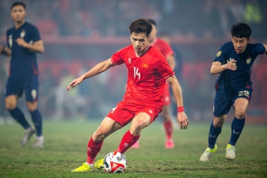 Hoàng Đức báo tin rất vui đến HLV Kim Sang Sik