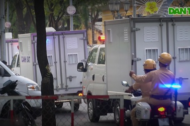 Đoàn xe chở các bị cáo trong vụ án Vạn Thịnh Phát đến tòa