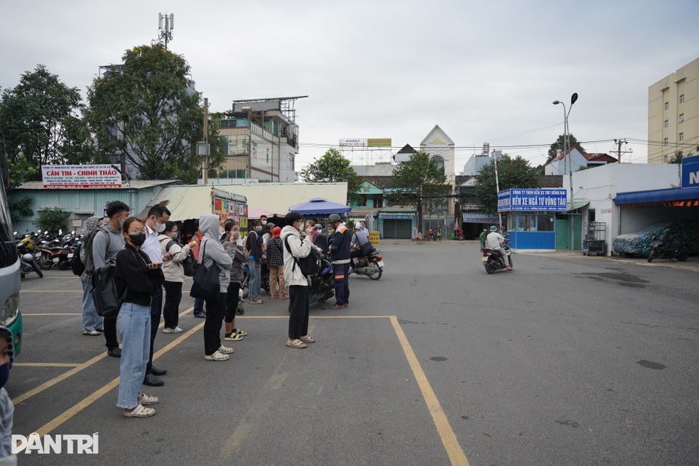 Nghỉ làm, trễ học vì tuyến buýt 150 ở TPHCM cắt lộ trình - 1 Nghỉ làm, trễ học vì tuyến buýt 150 ở TPHCM cắt lộ trình - 1