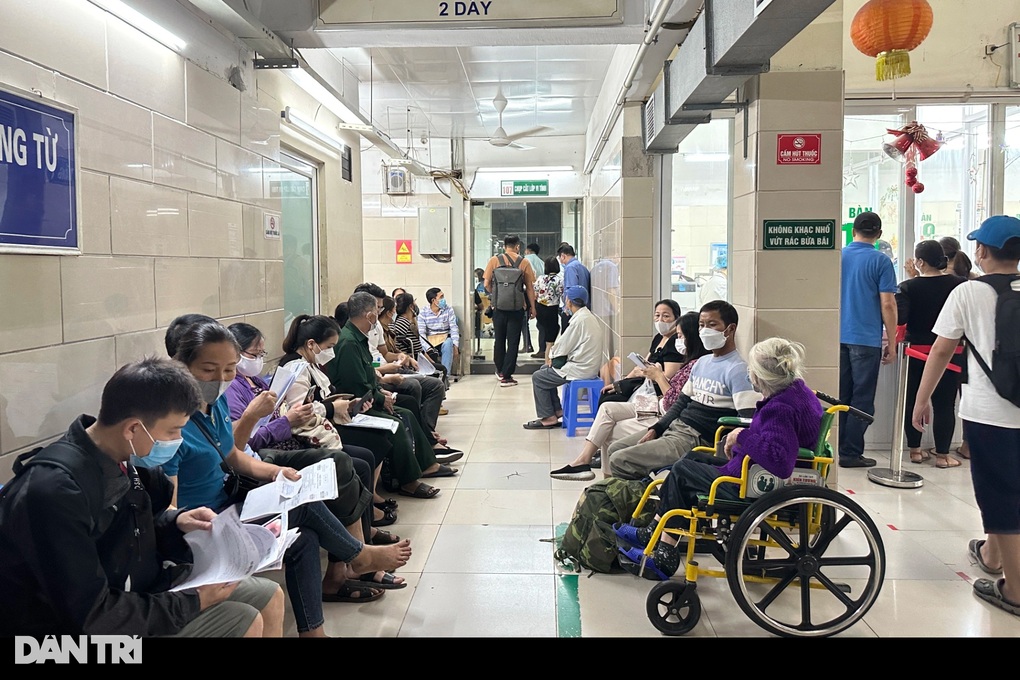 Bộ Y tế: Tình trạng quá tải bệnh viện tuyến cuối dễ nảy sinh tiêu cực - 1