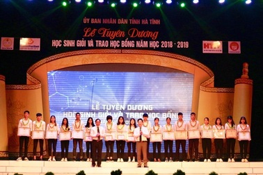 Hà Tĩnh: Tuyên dương, trao học bổng cho học sinh giỏi các cấp