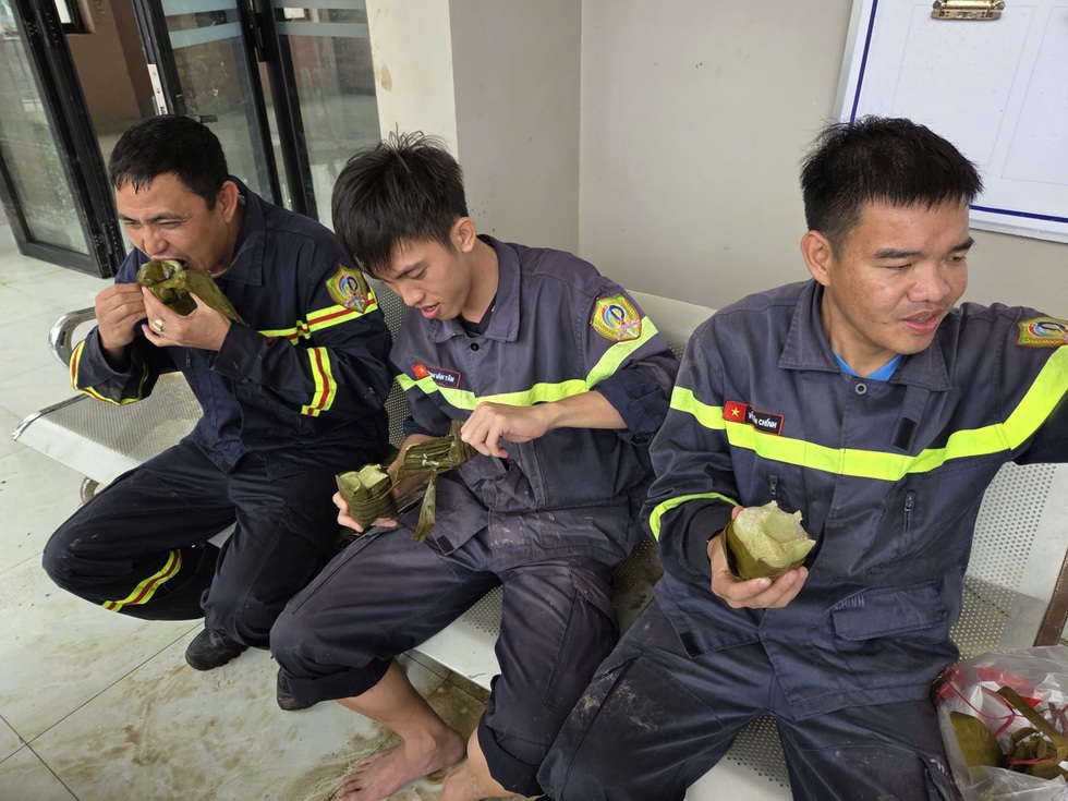 Công an TPHCM tranh thủ từng phút để hỗ trợ người dân ở tâm lũ miền Trung - 4