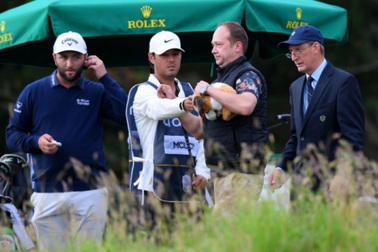 Khán giả quá khích trộm gậy của Rory McIlroy