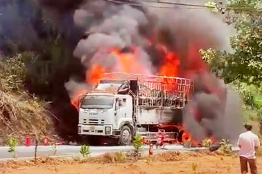 Đang lưu thông trên đường, xe tải chở 300 chiếc xe đạp bị cháy rụi