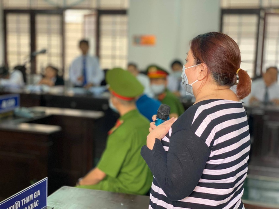Nhiều tranh cãi trước giờ tuyên án vụ xe Mercedes tông tiếp viên hàng không - 2 Nhiều tranh cãi trước giờ tuyên án vụ xe Mercedes tông tiếp viên hàng không - 2